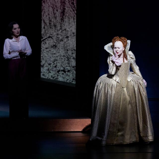 La soprano Elsa Dreisig incarne Elisabeth Ière dans "Roberto Devereux" de Donizetti sur la scène du Grand Théâtre de Genève. [Grand Théâtre de Genève - Magali Dougados]