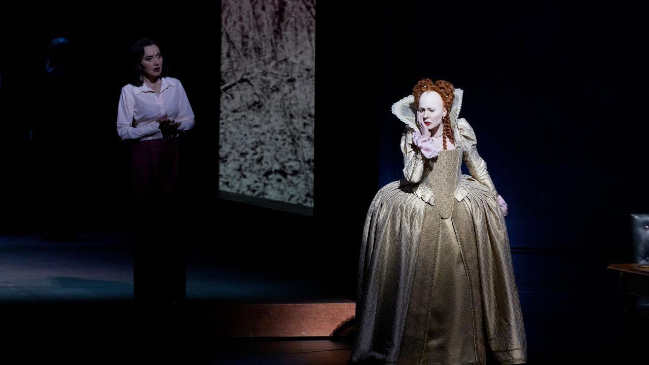 La soprano Elsa Dreisig incarne Elisabeth Ière dans "Roberto Devereux" de Donizetti sur la scène du Grand Théâtre de Genève. [Grand Théâtre de Genève - Magali Dougados]