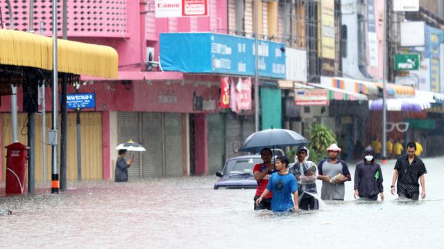 Sept provinces font face à de grosses inondations à cause d'abondantes pluies de la mousson venue du nord-est. Thaïlande, le 28 novembre 2024. [KEYSTONE - NAKHARIN CHINNAWORNKOMOL]