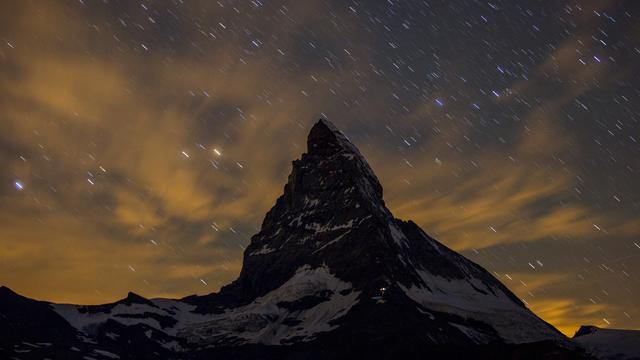 Le Cervin entouré d'étoiles. [Depositphotos - dubassy]