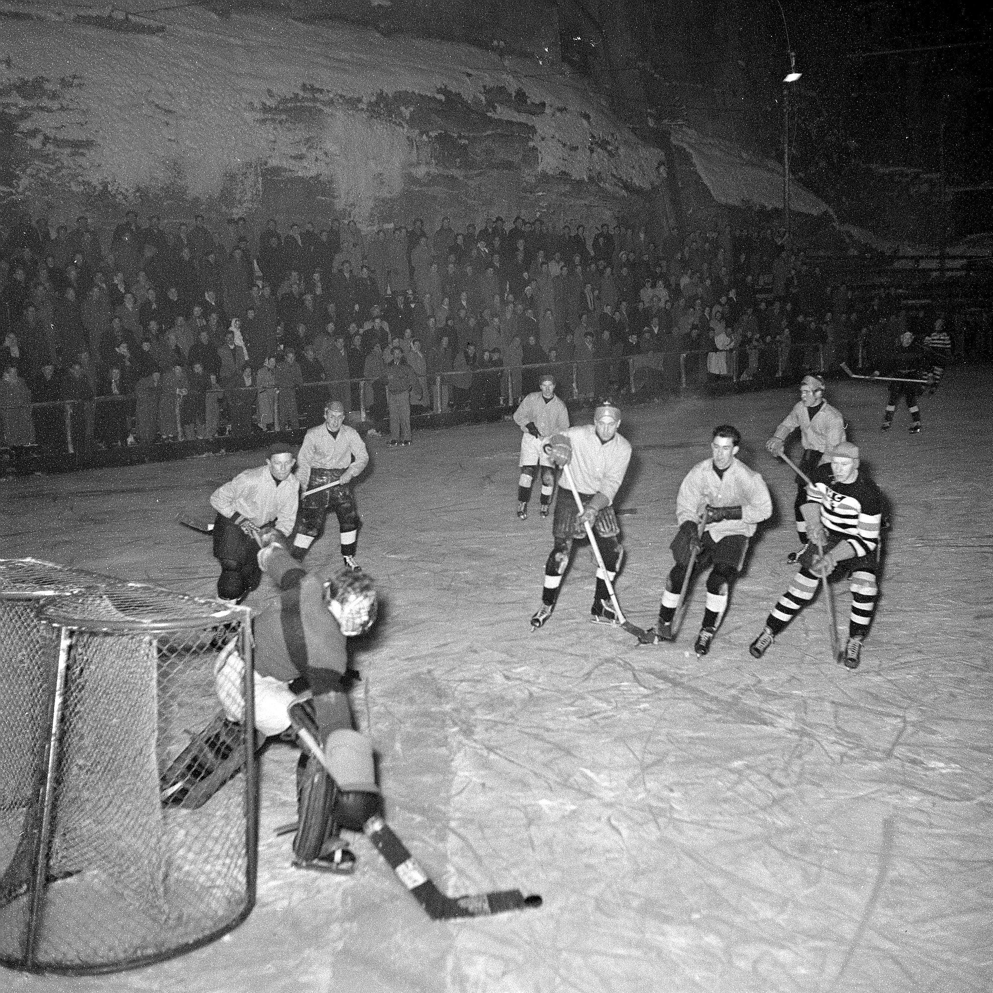 Equipe du HC Gottéron, patinoire des Augustins, Fribourg, 1952 [BCU Fribourg / Fonds Jacques Thévoz]