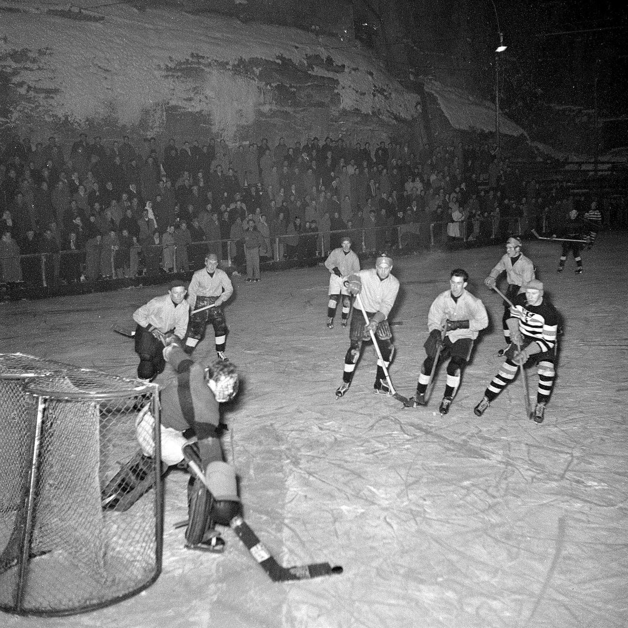 Equipe du HC Gottéron, patinoire des Augustins, Fribourg, 1952 [BCU Fribourg / Fonds Jacques Thévoz]