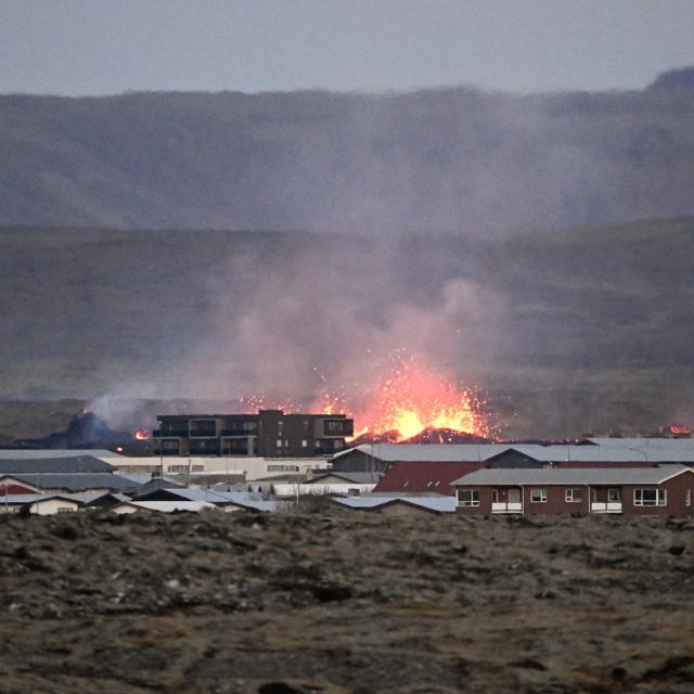 Des maisons de Grindavik ont pris feu, à proximité des coulées et explosions de lave dues à une éruption volcanique. [AFP - Halidor Kolbeins]