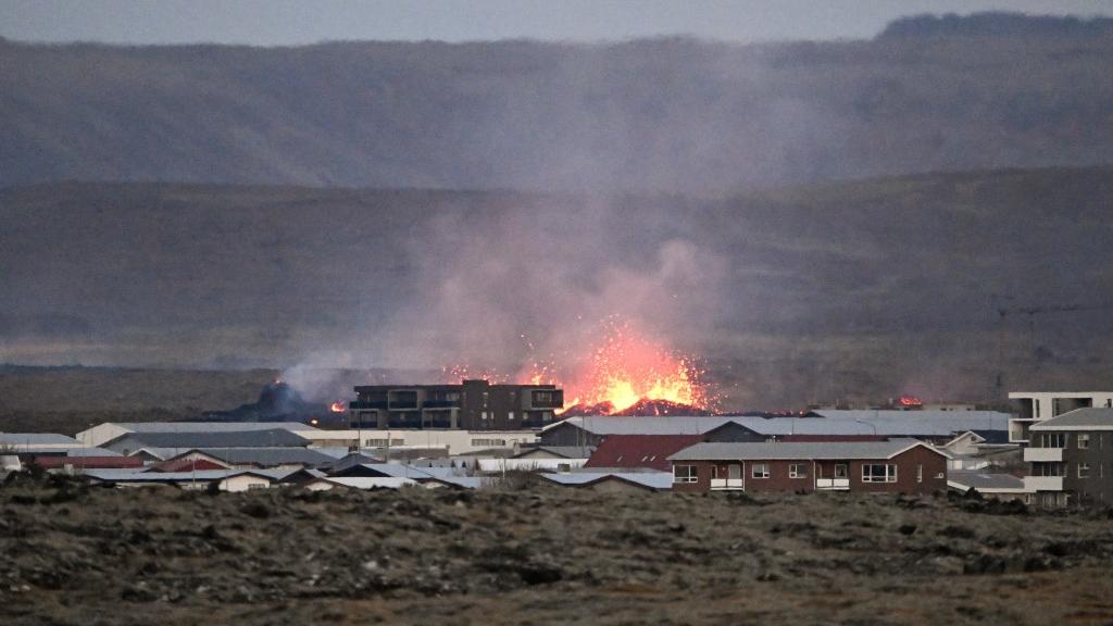Des maisons de Grindavik ont pris feu, à proximité des coulées et explosions de lave dues à une éruption volcanique. [AFP - Halidor Kolbeins]