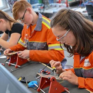 L'apprentissage reste le choix numéro un des jeunes Suisses et Suissesses (image d'illustration). [Keystone]