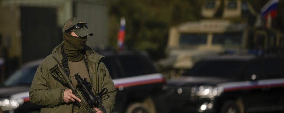 Un soldat russe près du port syrien de Tartous, le 16 décembre 2024. [Keystone - AP Photo/Leo Correa]