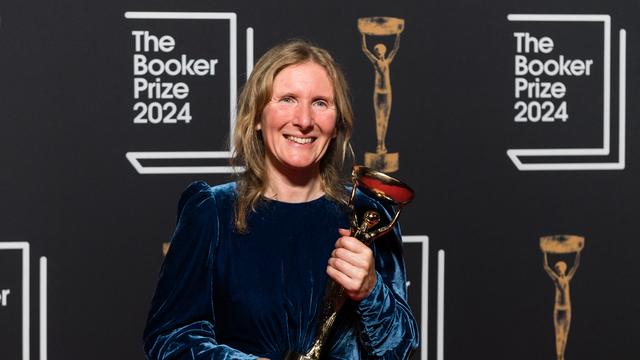 Samantha Harvey, lauréate du Booker Prize 2024 pour son cinquième roman "Orbital". [Anadolu via AFP - Wiktor Szymanowicz]