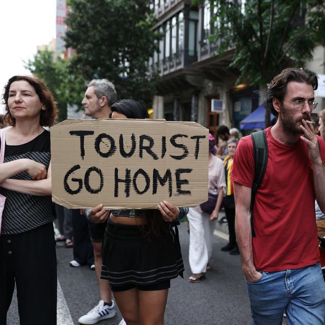 Les habitants de Barcelone manifestent dans la rue contre le tourisme de masse. [Reuters - Bruna Casas]