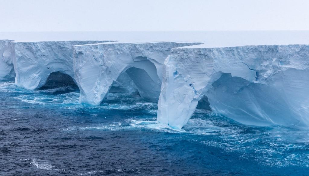 L'iceberg A23a flottant sur les eaux de l'océan Austral, au large de l'Antarctique, le 14 janvier 2024. [AFP - Richard Sidey / Eyos Expeditions]