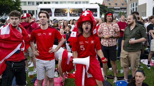 Des supporters suisses célébrent le but d'égalisation 1-1 contre l'Écosse à l'Euro 2024. [Keystone/EPA - Jean-Christoph Bott]