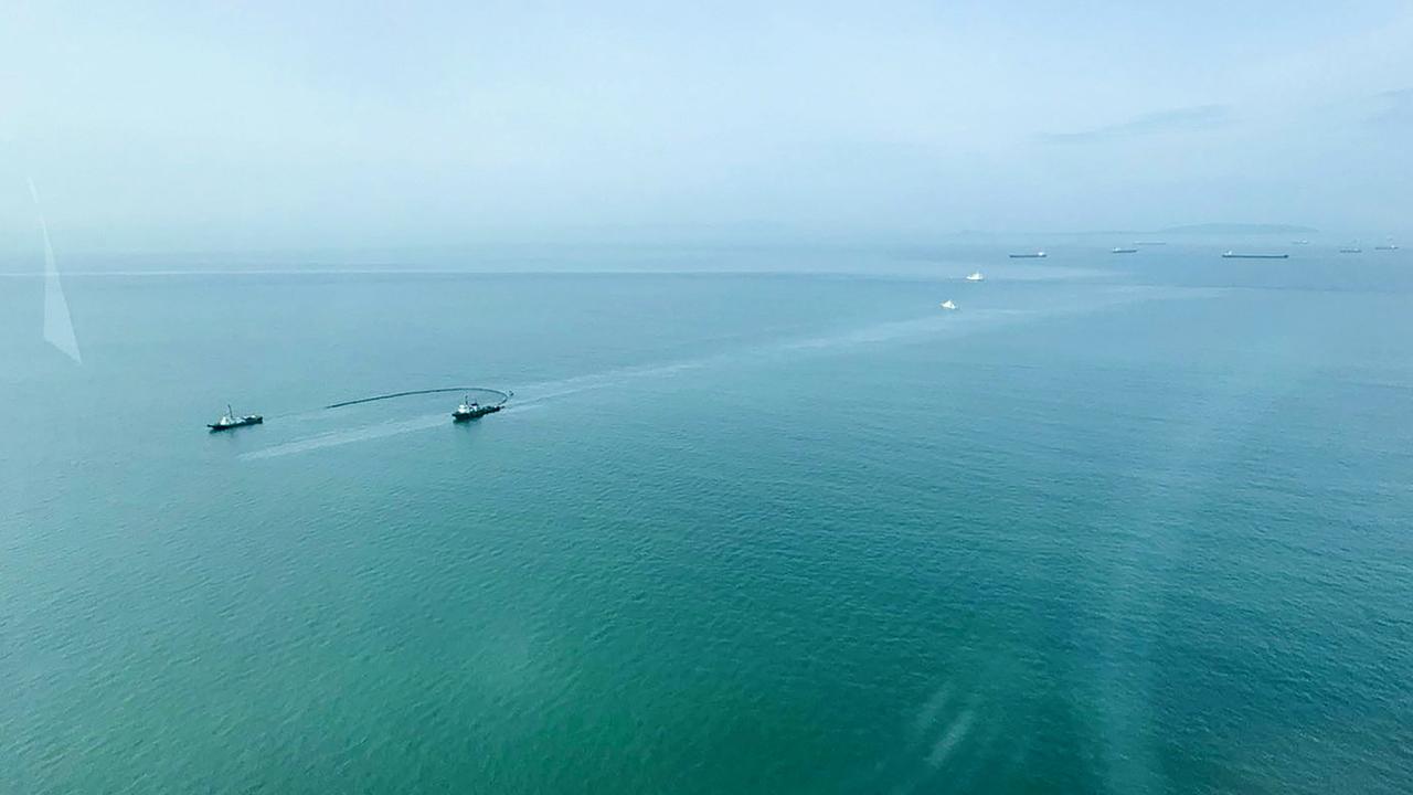 Des barrières flottantes ont été déployées autour du pétrolier qui a coulé au large de Manille. [Keystone - EPA/PRESIDENTIAL COMMUNICATIONS OFFICE]