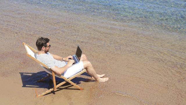 Le "quiet vacationing" consiste à prendre des congés, mais sans le dire à son employeur. [AFP - Ludovic Maisant - hemis.fr]