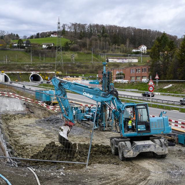 Des travaux du tronçon autoroutier de l'autoroute A9 Vennes-Chexbres en avril 2023 à Puidoux. [Keystone - Jean-Christophe Bott]