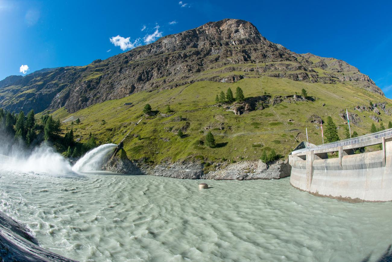 Les barrages alpins (ici, la Grande Dixence) ont leur rôle à jouer pour éviter des situations de crues désastreuses. [KEYSTONE - MAXIME SCHMID]