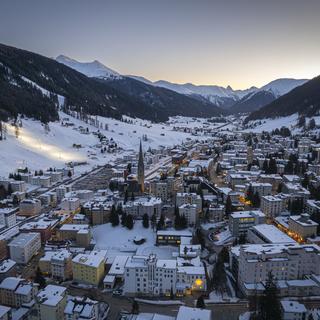 La station touristique de Davos est sous tension à cause de comportements antisémites. [Keystone - Gian Ehrenzeller]