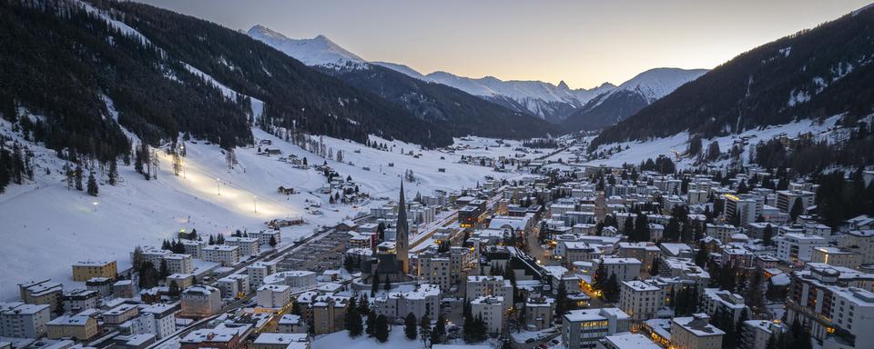 La station touristique de Davos est sous tension à cause de comportements antisémites. [Keystone - Gian Ehrenzeller]