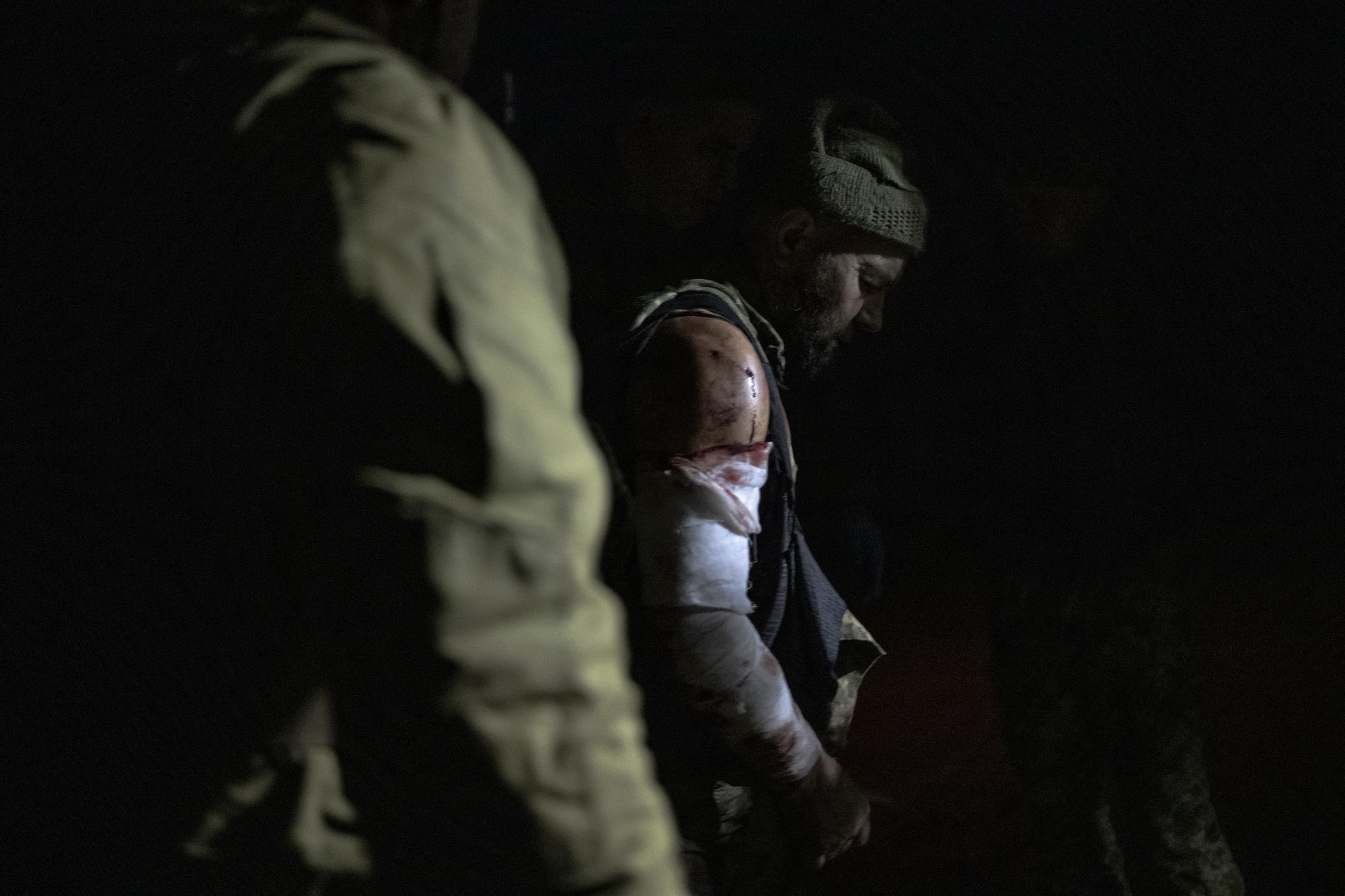 Un soldat ukrainien blessé est traité à Adviivka, dans l'est de l'Ukraine. [Anadolu/AFP - Ozge Elif Kizil]