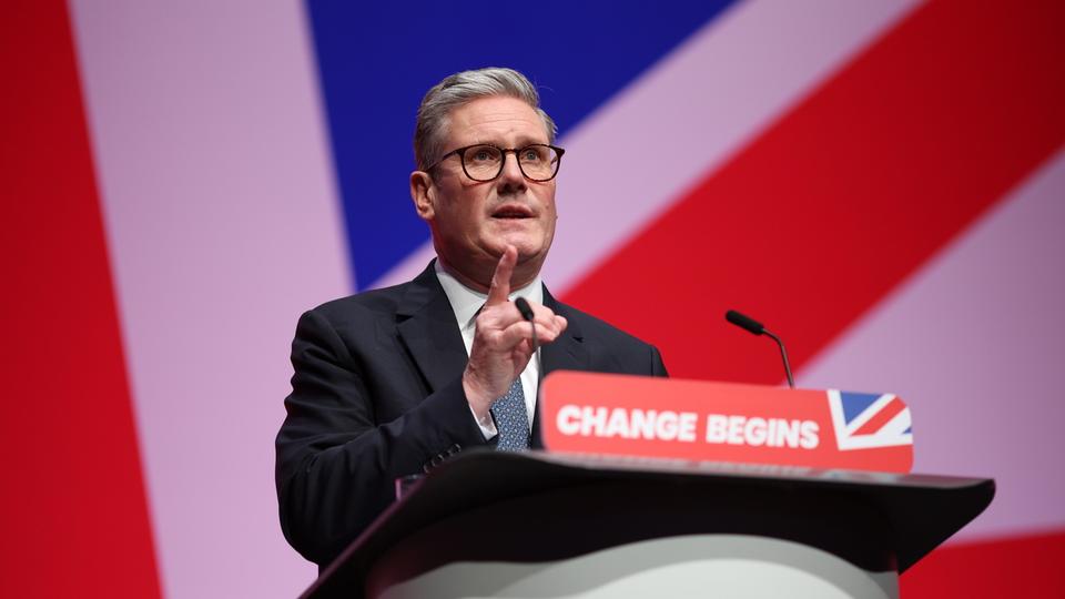 Le Premier ministre britannique Keir Starmer lors de son discours devant les militants du Labour. [KEYSTONE - ADAM VAUGHAN]