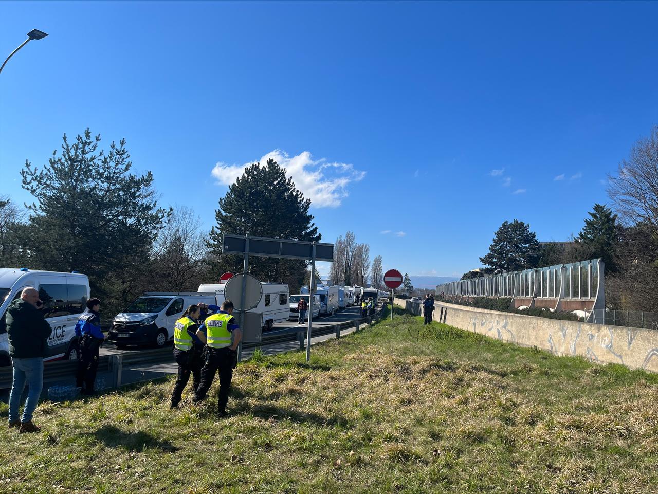 Une soixantaine de caravanes de gens du voyage tentent d'entrer à Lausanne par l'autoroute. [RTS - Céline Tzaud]