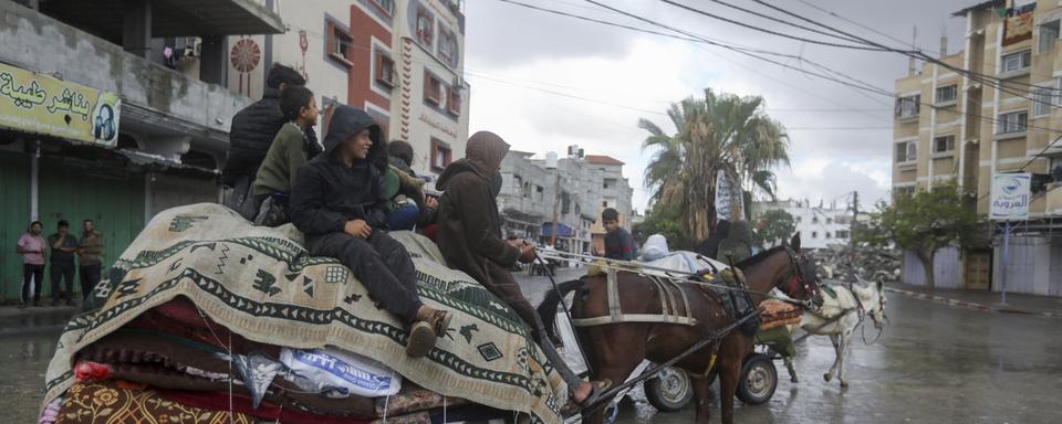 Des Palestiniens évacuent l'est de Rafah sur ordre de l'armée israélienne, le 6 mai 2024. [Keystone - AP Photo/Ismael Abu Dayyah]