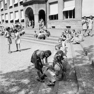 Une cour d'école suisse en mai 1945. [KEYSTONE/PHOTOPRESS-ARCHIV/Str - STR]