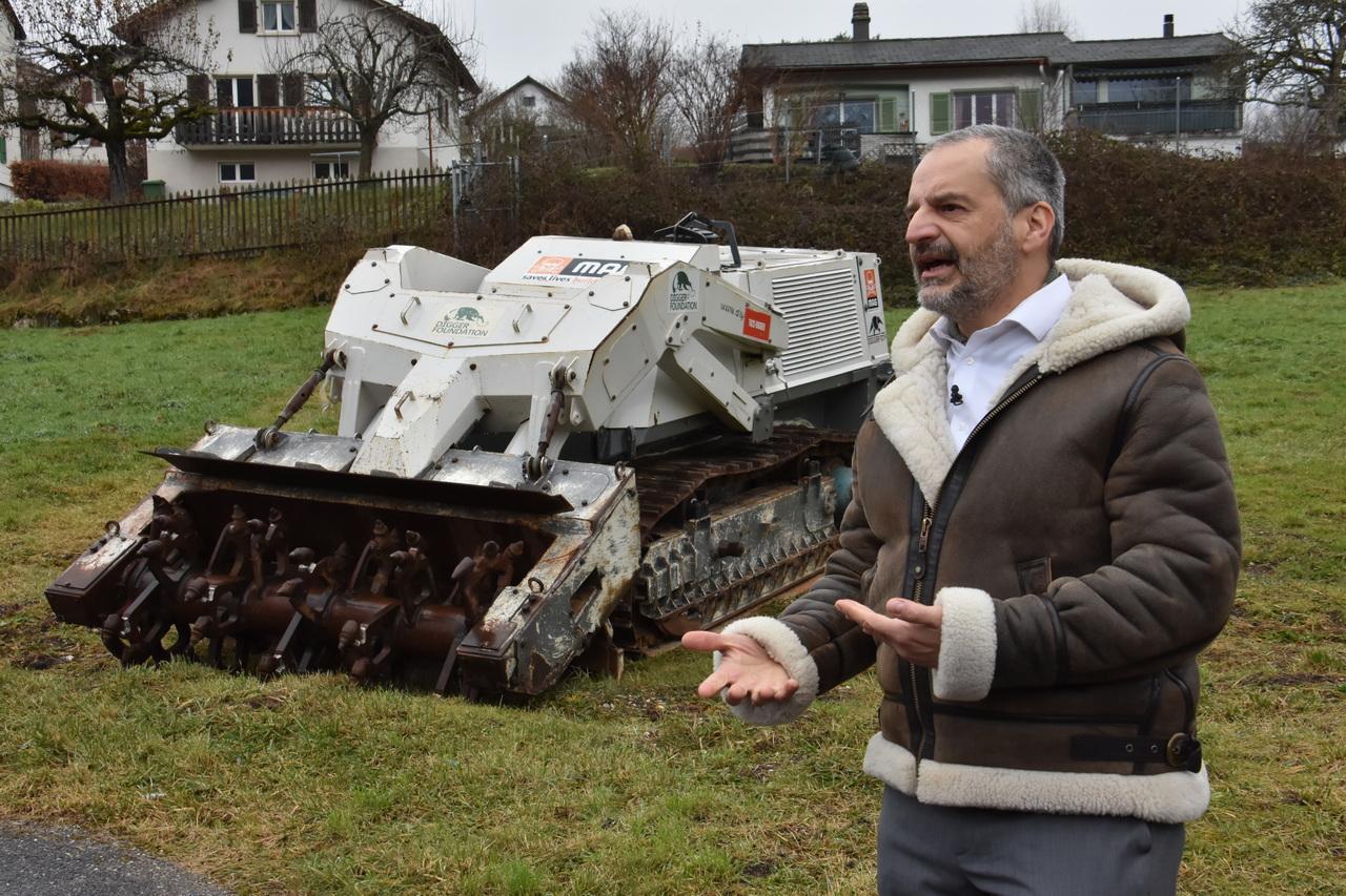 Directeur et fondateur de la fondation Digger, Frédéric Guerne, pose à côté son engin de déminage [RTS - Gaël Klein]