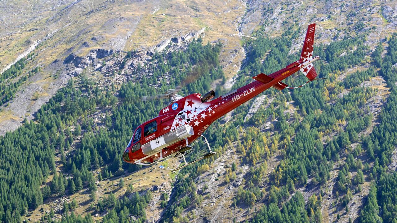 Au total quelque 800 personnes ont été évacuées dans la vallée de Saas depuis vendredi. Des travaux permettront à la route pour y accéder ou la quitter de rouvrir mercredi. [Keystone - Alain D. Boillat]