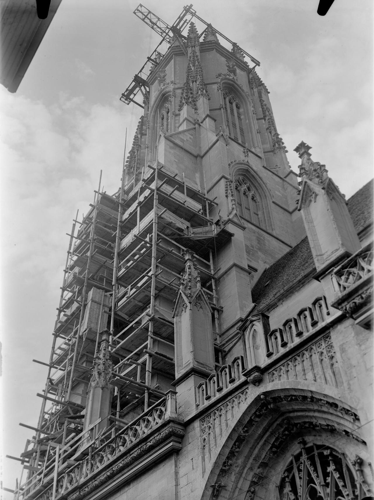 Cathédrale Saint-Nicolas, tour en rénovation, Fribourg, 1959 [Bibliothèque cantonale et universitaire de Fribourg, Fonds Johann et Jean Mülhauser]