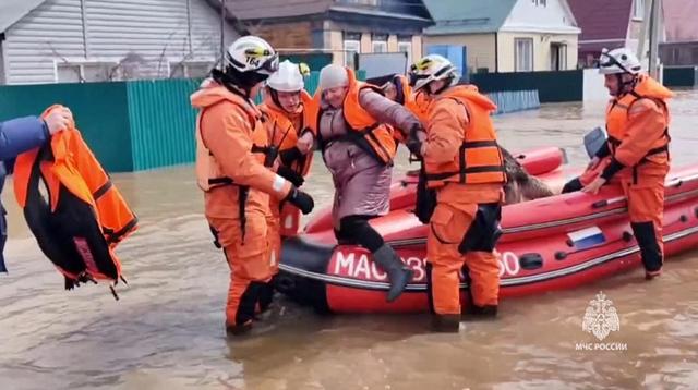 Le ministère russe des Situations d'urgence a publié une vidéo des évacuations, montrant des civils étant évacués par des sauveteurs. [AFP - Russian Emergencies Ministry]