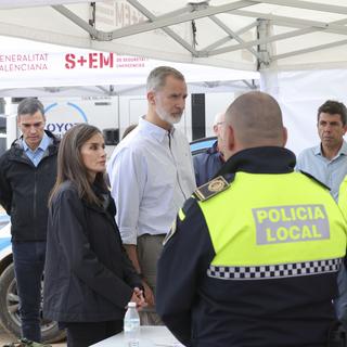 Le roi d'Espagne est à la rencontre des sinistrés dans la région de Valence. [Keystone - EPA/CASA DE S.M. EL REY / JOSE JIMEN]