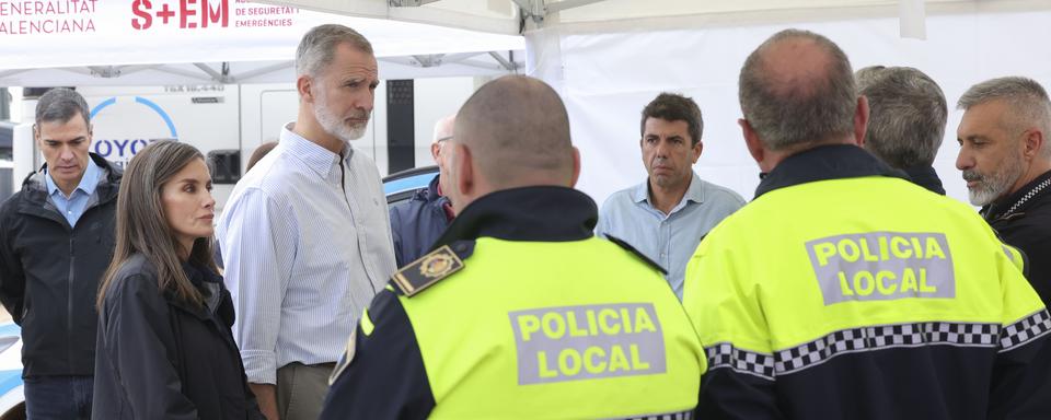 Le roi d'Espagne est à la rencontre des sinistrés dans la région de Valence. [Keystone - EPA/CASA DE S.M. EL REY / JOSE JIMEN]