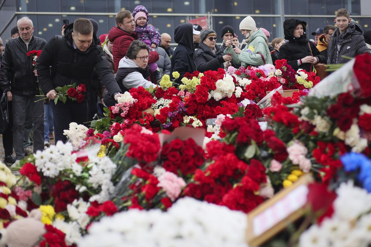 De nombreux Russes ont déposé des fleurs devant le Crocus City Hall en hommage aux victimes, le 24 mars 2024 [Keystone - Vitaly Smolnikov]