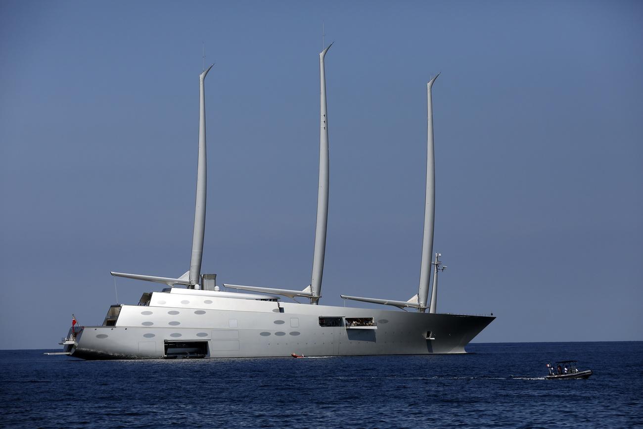 Le fameux trois-mâts privé d'Andrei Melnitschenko. Il s'agit en fait d'un grand yacht à moteur à assistance vélique (c'est-à-dire "aider de voiles"). [KEYSTONE - SEBASTIEN NOGIER]