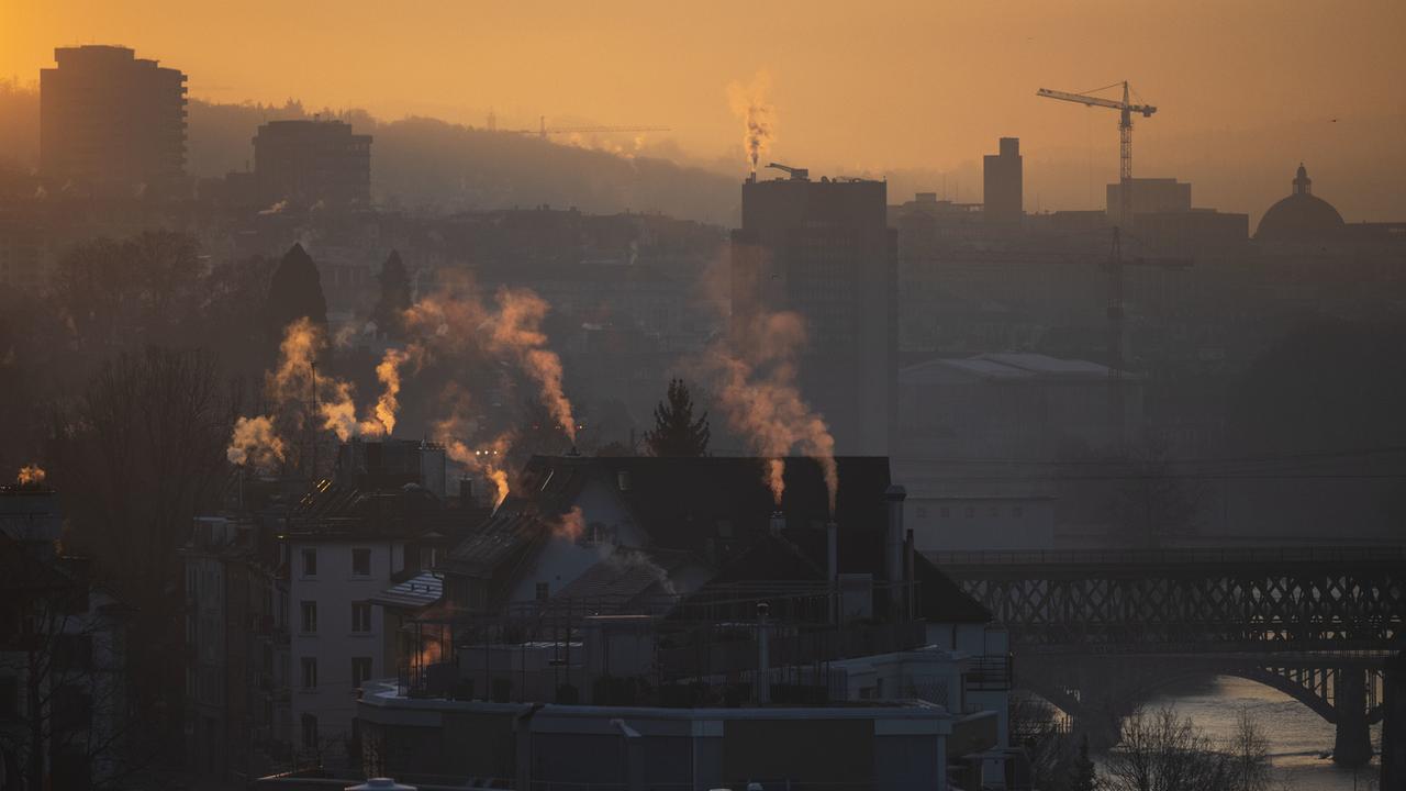 Axer la politique climatique en taxant le chauffage des logements est antisocial selon Caritas. [Keystone - Christian Beutler]