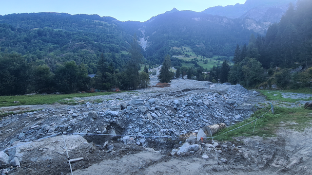 Reportage à Lourtier (VS), village du Haut Val de Bagnes coupé du monde depuis les intempéries, où la vie s’organise [Emilien Verdon]