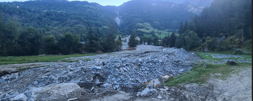 Reportage à Lourtier (VS), village du Haut Val de Bagnes coupé du monde depuis les intempéries, où la vie s’organise [Emilien Verdon]