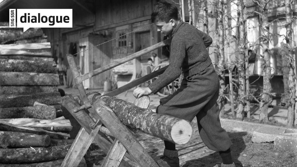 Aufnahme eines Verdingkindes waehrend der Arbeit, aufgenommen im Jahr 1945. (KEYSTONE/Photopress-Archiv/Str) [KEYSTONE - Photopress-Archiv/Str]