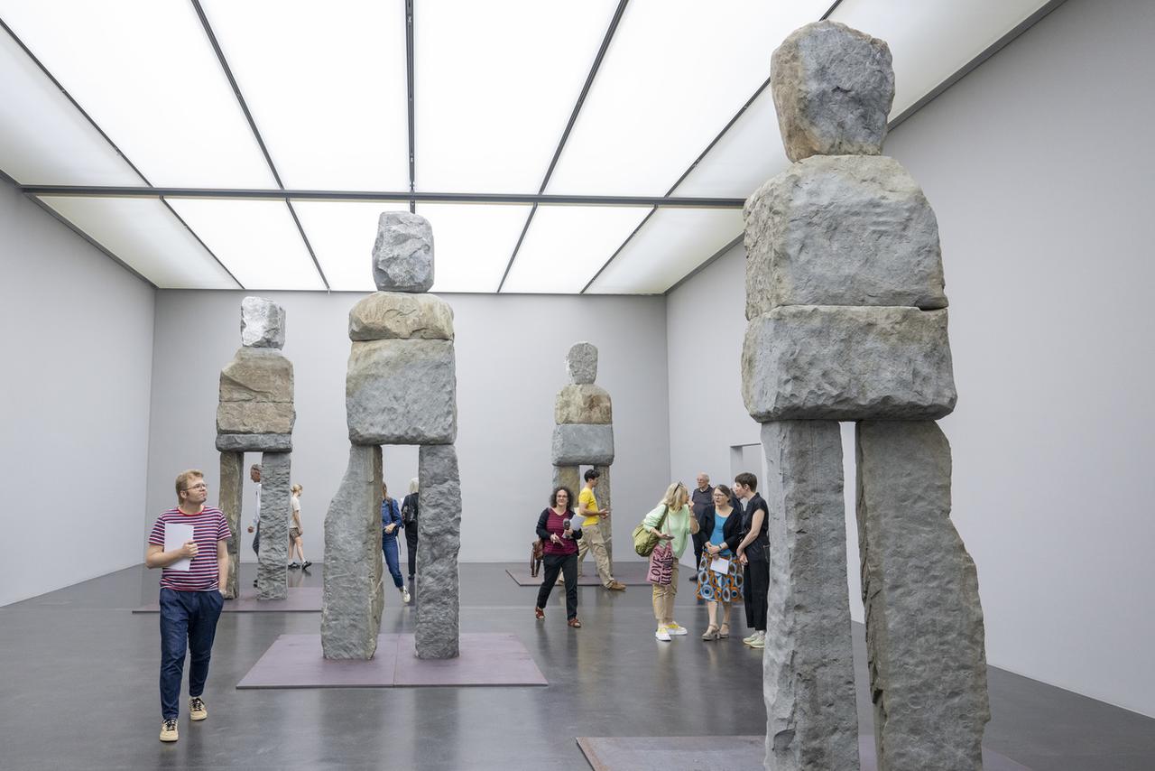 Vendredi 5 juillet: l'œuvre '' figures'', lors de l'avant-première de l'exposition ''cry me a river'' de l'artiste suisse Ugo Rondinone au Kunstmuseum Luzern (musée d'art de Lucerne). [KEYSTONE - URS FLUEELER]