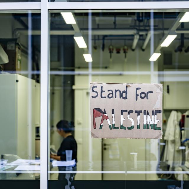 Une pancarte "stand for Palestine" à l'UNIL. [Keystone - Jean-Christophe Bott]