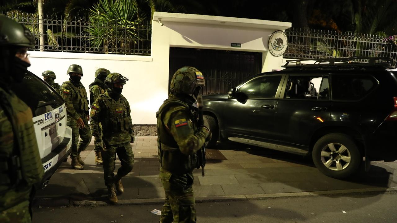 La police équatorienne est intervenue dans l'ambassade du Mexique à Quito, ce qui a poussé le Mexique à rompre ses relations diplomatiques avec l'Equateur [KEYSTONE - EPA/JOSE JACOME]