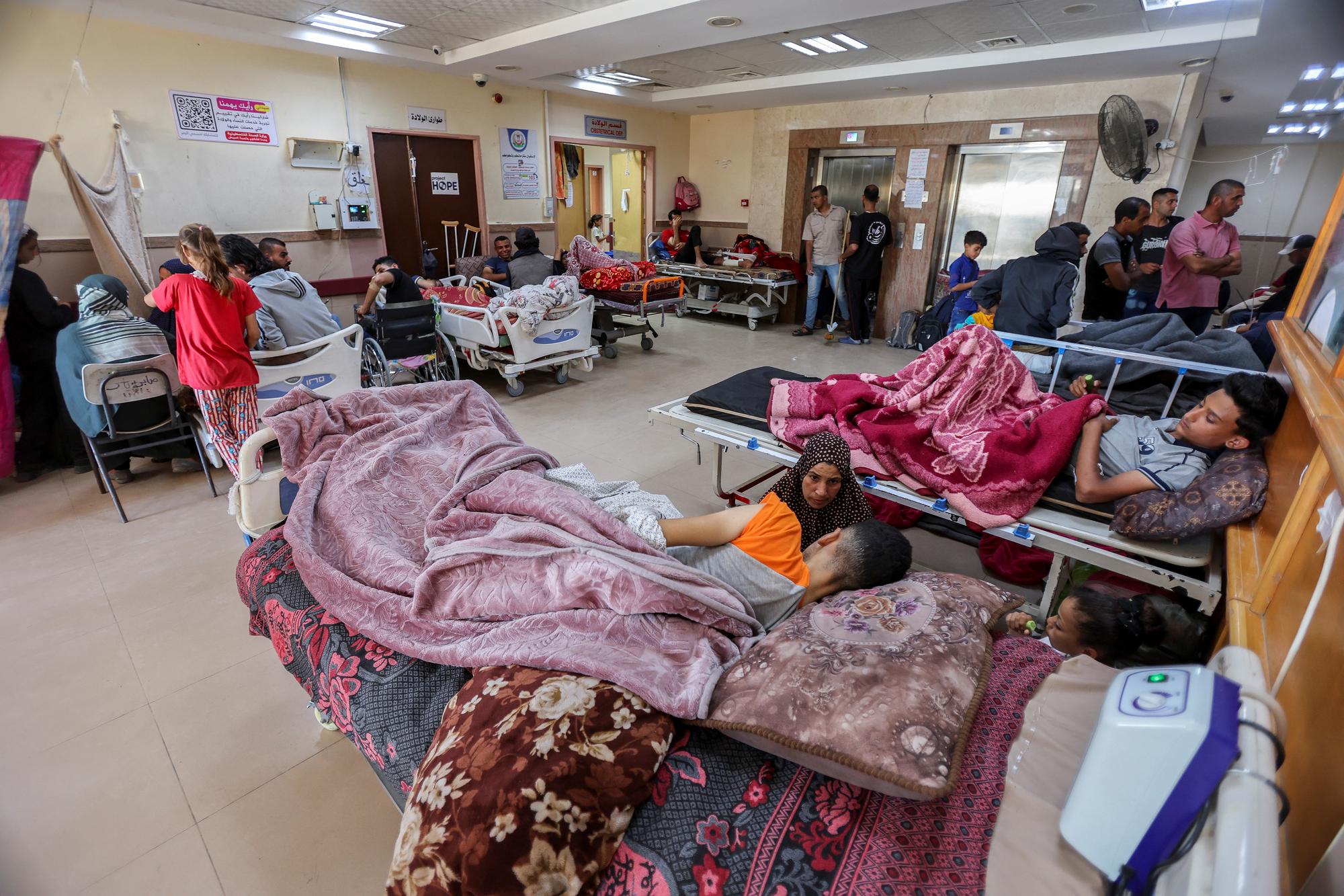 Des blessés à l'hôpital Al-Aqsa à Gaza. [REUTERS - Ramadan Abed]