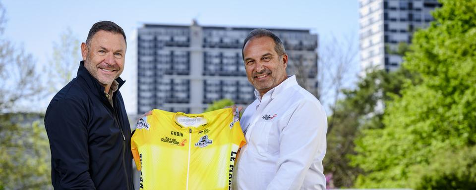 L'ancien cycliste Pascal Richard et le directeur général Richard Chassot lors de la conférence de lancement de la 77e édition du Tour de Romandie à Vernier vers Genève. [Keystone - Jean-Christophe Bott]