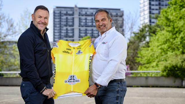 L'ancien cycliste Pascal Richard et le directeur général Richard Chassot lors de la conférence de lancement de la 77e édition du Tour de Romandie à Vernier vers Genève. [Keystone - Jean-Christophe Bott]