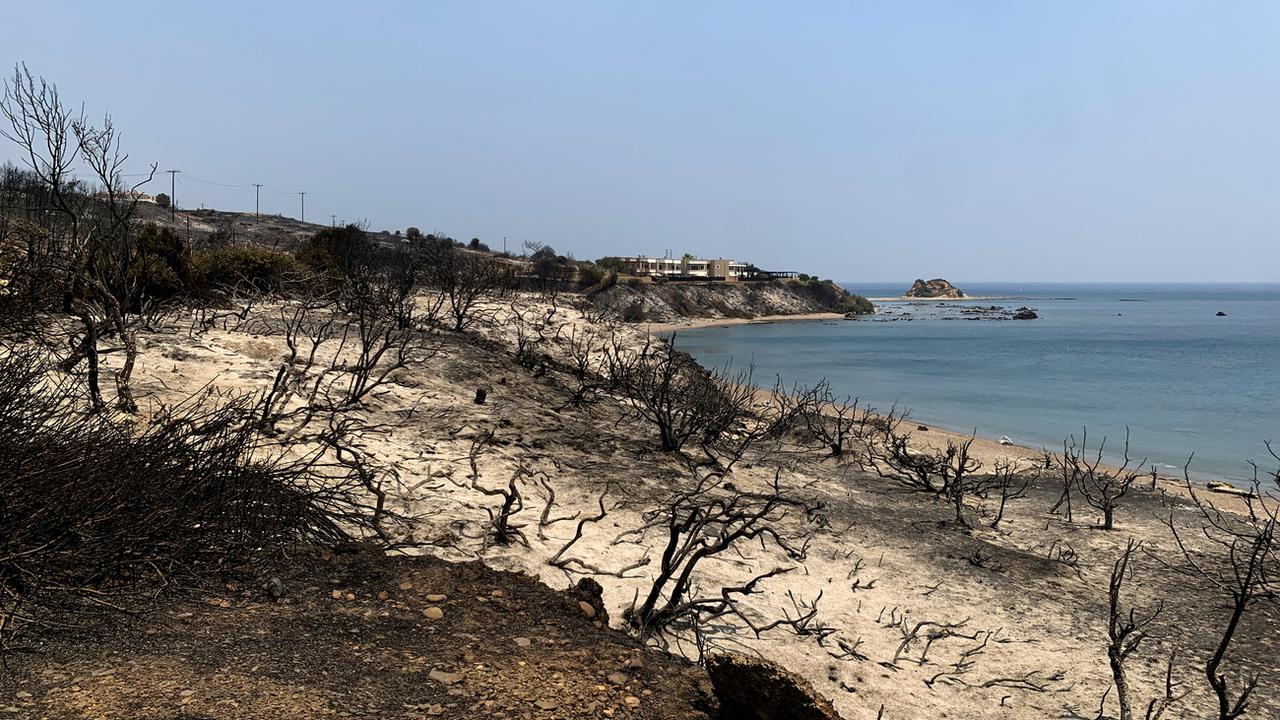 Vue générale d'une zone brûlée après un incendie de forêt dans le village de Kiotari, sur l'île de Rhodes en Grèce en juillet 2023. [Damianidis Lefteris]