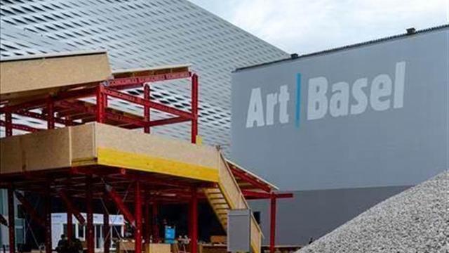 Art Basel, la plus grande foire d'art au monde, a ouvert ses portes aux VIP à Bâle. [Keystone - Georgios Kefalas]