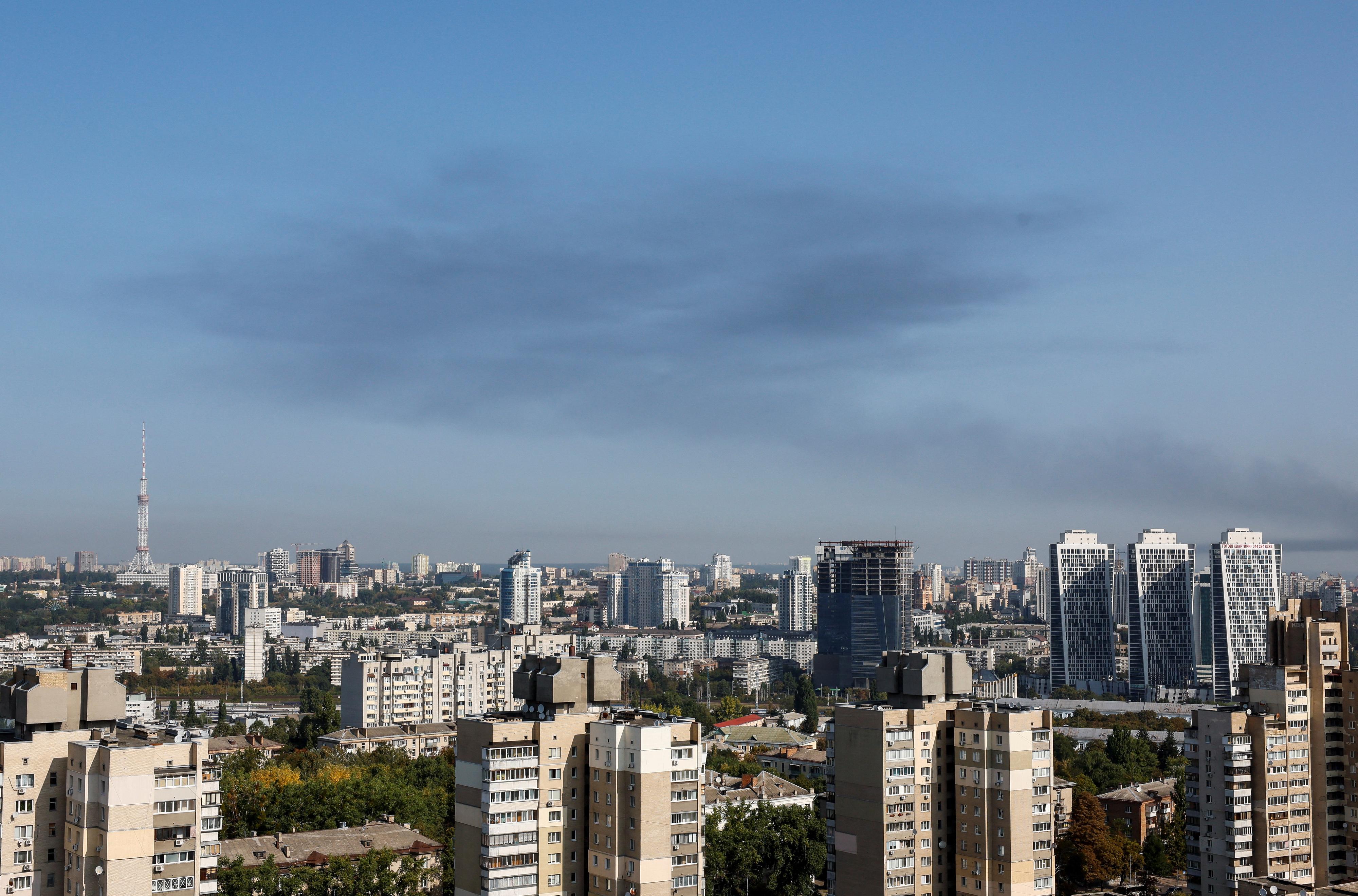 De la fumée s'échappe dans le ciel de Kiev après des frappes russes. [REUTERS - Gleb Garanich]