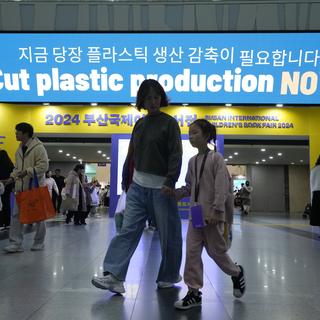 Plus de 170 pays négocient à Busan, dans le sud de la Corée du Sud, un traité mondial contre la pollution plastique. [KEYSTONE - AHN YOUNG-JOON]