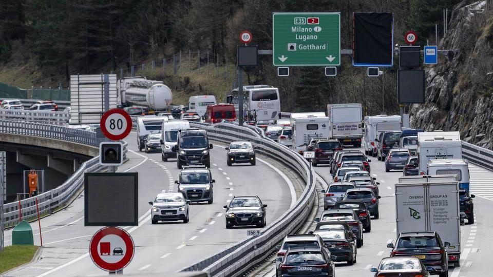 Le trafic routier était paralysé par un embouteillage de 17 km samedi matin au tunnel du Gothard , avec une attente de deux heures et cinquante minutes (image d'illustration). [Keystone - Urs Flueeler]