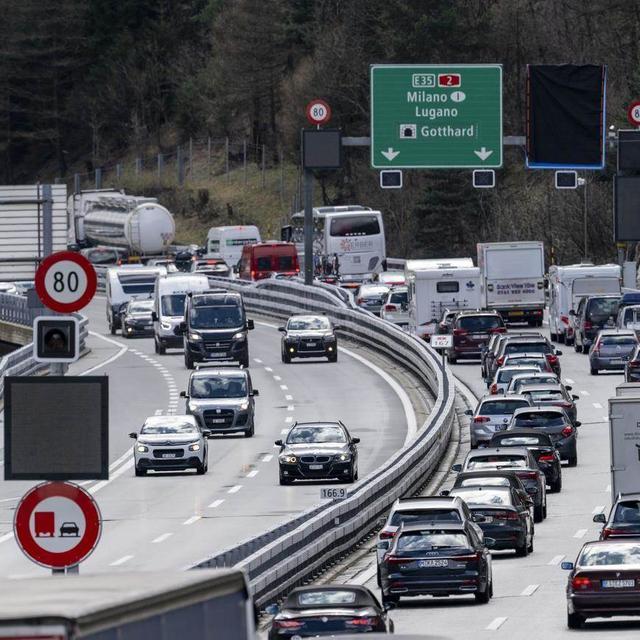 Le trafic routier était paralysé par un embouteillage de 17 km samedi matin au tunnel du Gothard , avec une attente de deux heures et cinquante minutes (image d'illustration). [Keystone - Urs Flueeler]