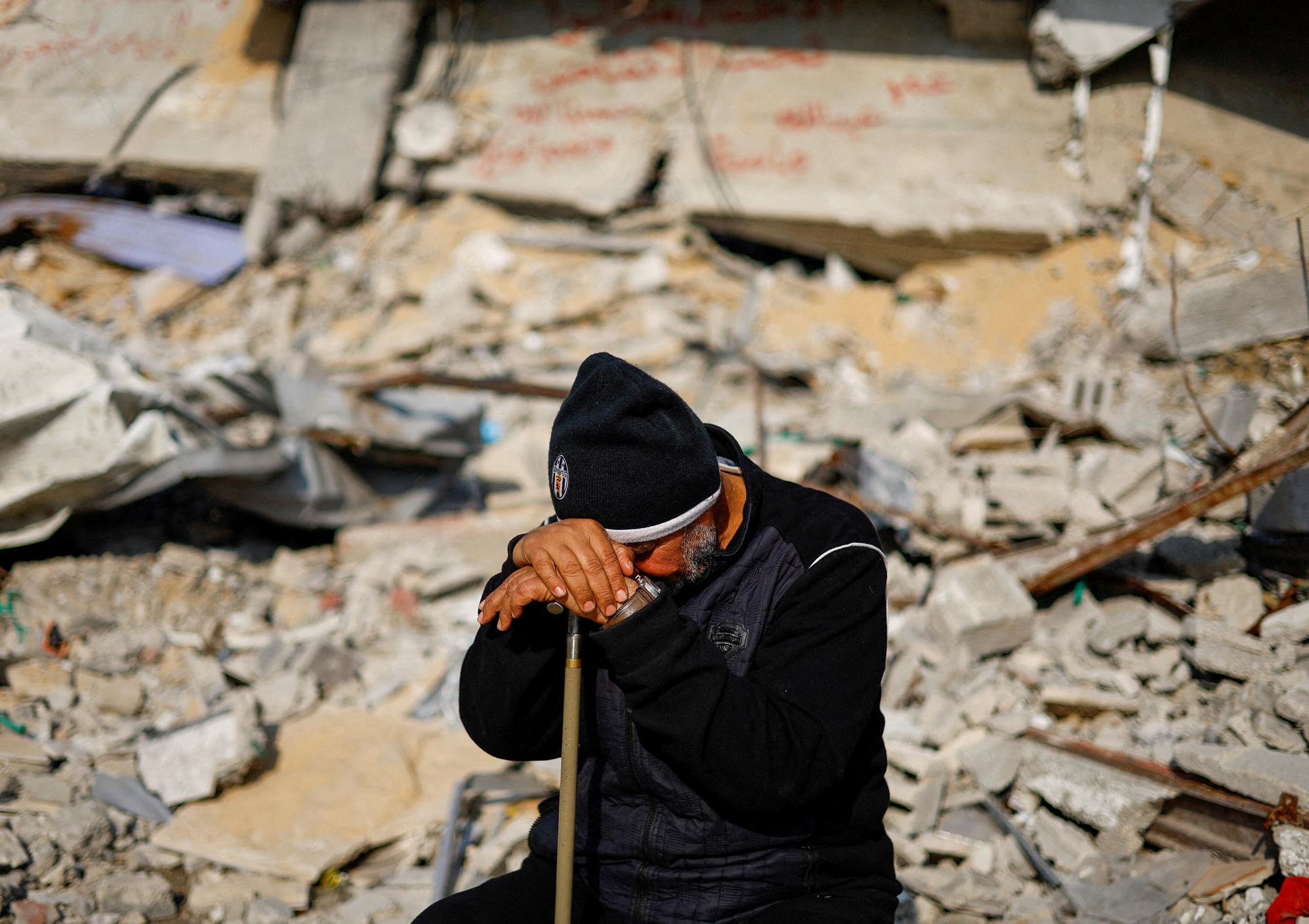 Un Palestinien dans les décombres d'une maison à Rafah après une frappe, le 9 janvier dernier. [REUTERS - MOHAMMED SALEM]